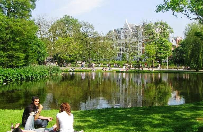 o que fazer em Amsterdã_Vondelpark, árvores, lago, gramado.