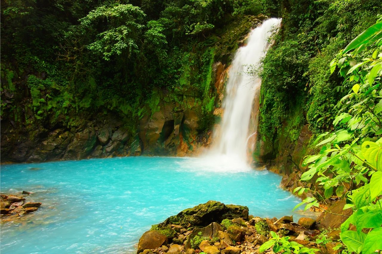 Cachoeira No Rio Celeste Na Costa Rica