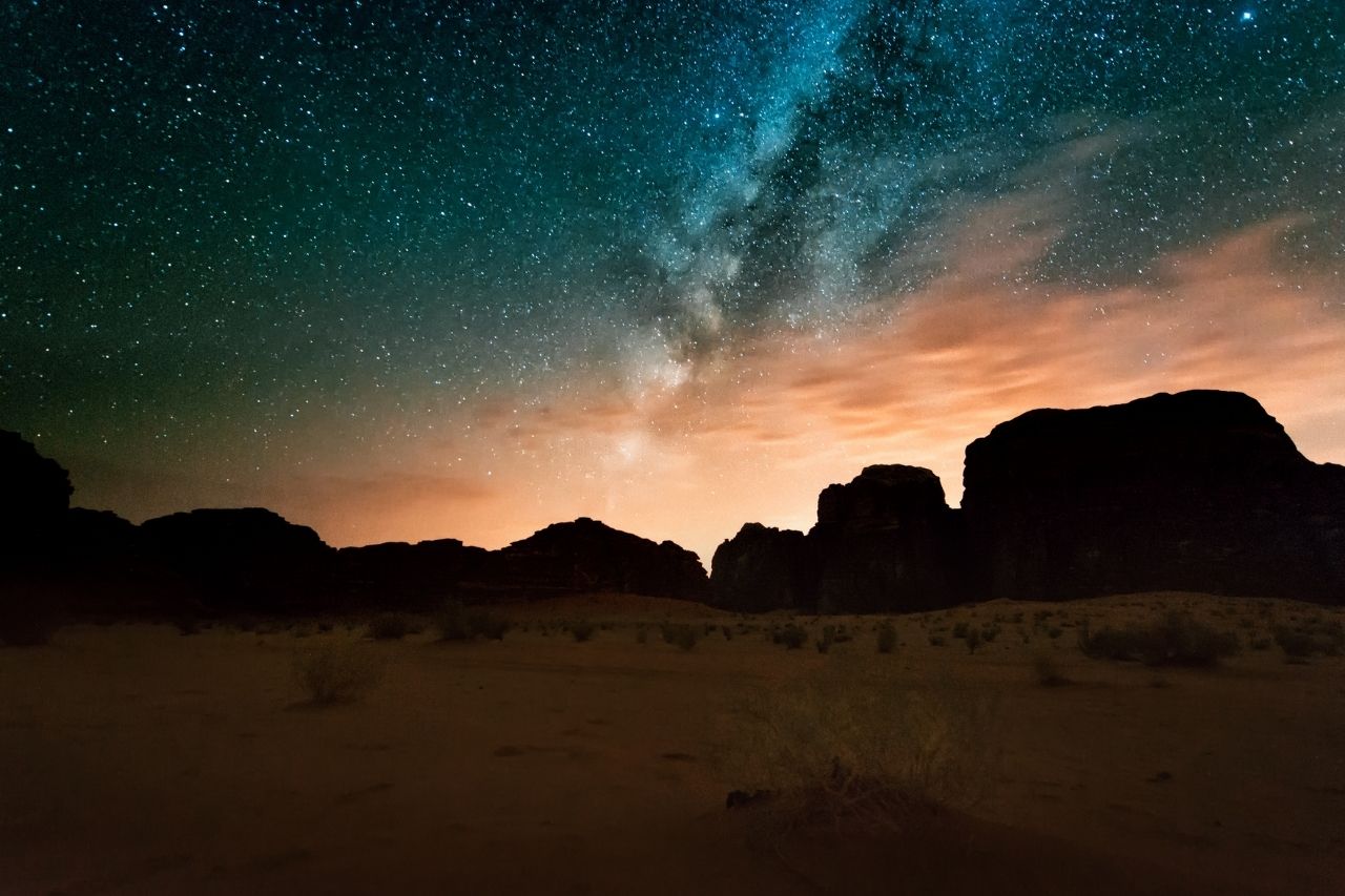 Noite no deserto de Wadi Rum. Jordânia