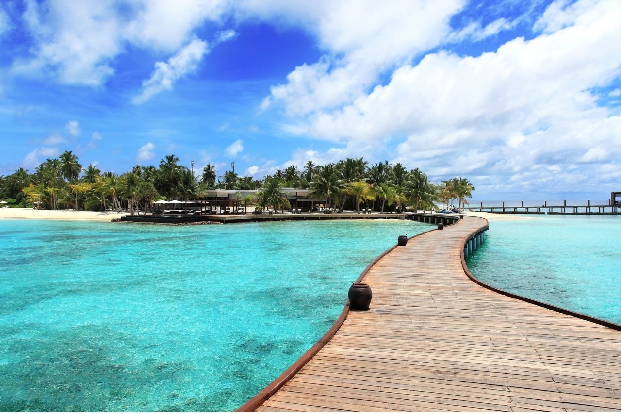 As Ilhas Maldivas incluíram em sua estratégia de retomada do turismo, a vacinação para quem estiver no país, mesmo em viagem.