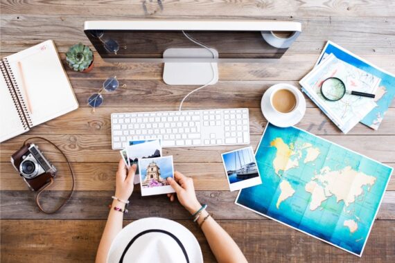 razões para contratar um seguro viagem contratar seguro viagem razões para contratar um seguro viagem na foto, imagem de uma mulher sentada em frente ao computador planejando a sua viagem