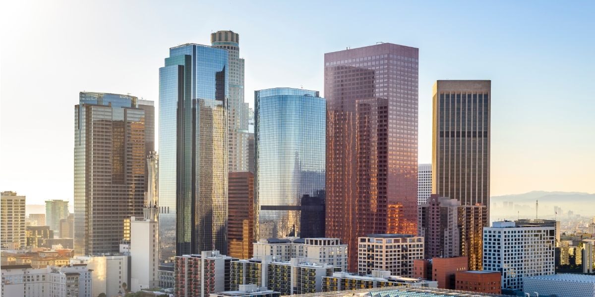 Na foto, imagem de prédios no centro de Los Angeles