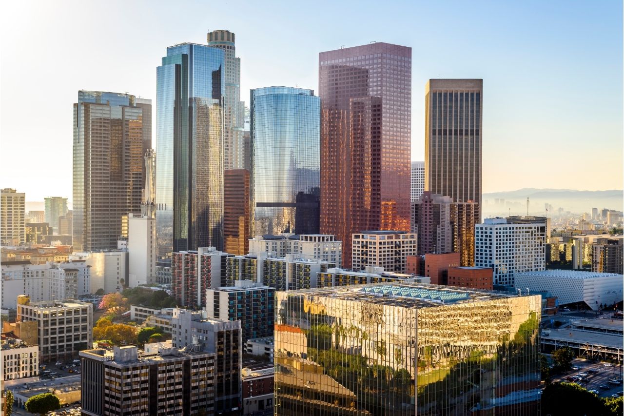 Na foto, imagem de prédios no centro de Los Angeles