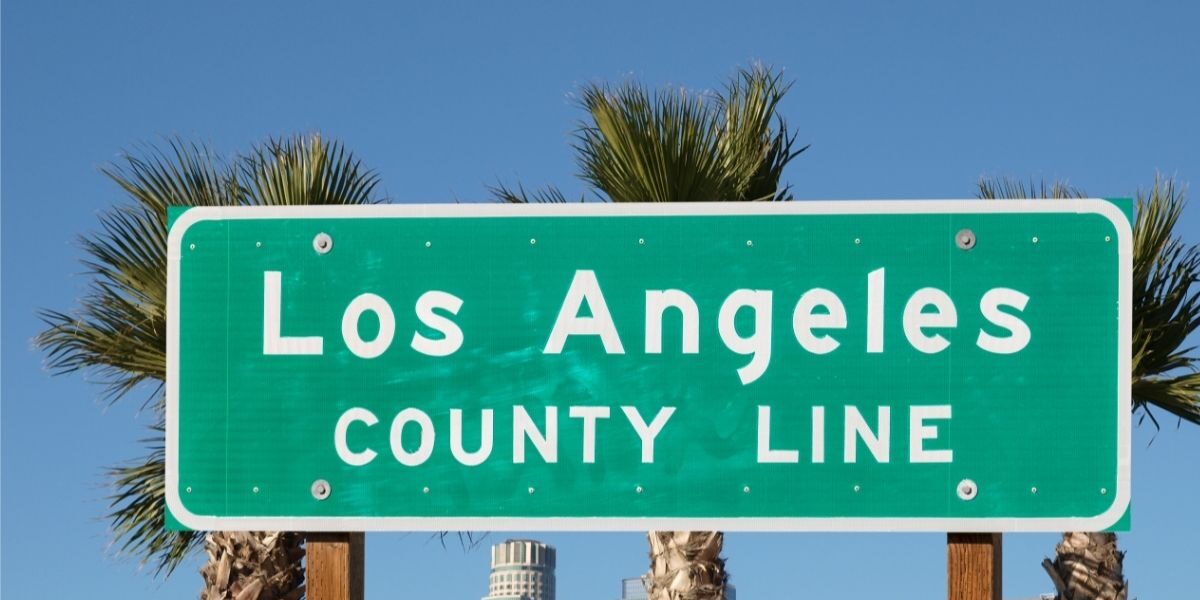 los angeles Na foto, uma placa escrito Los Angeles.