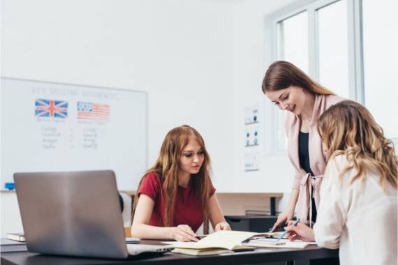 estudar inglês no exterior Na foto, três mulheres estudando em uma escola de idiomas.