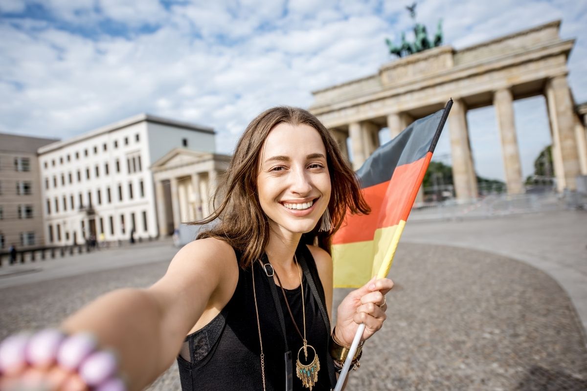 mulher bandeira seguro saude viagem alemanha escolher obrigatorio assistente de viagem mulher bandeira seguro saude viagem alemanha escolher obrigatorio assistente de viagem