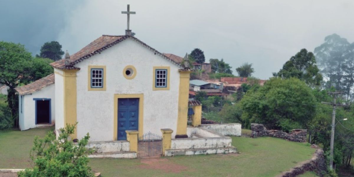 Capela De Sao Joao Do Alto Do Morro De Frente Pro Pico
