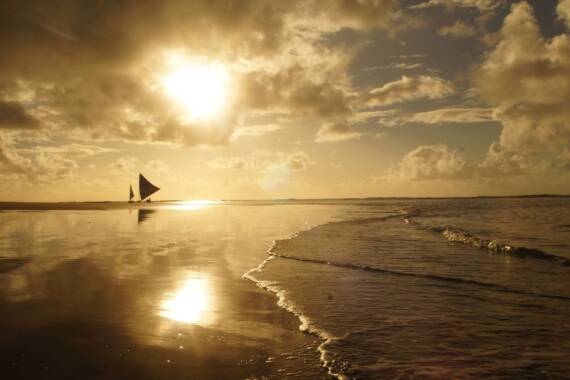 Na foto, imagem da praia em Porto de Galinhas