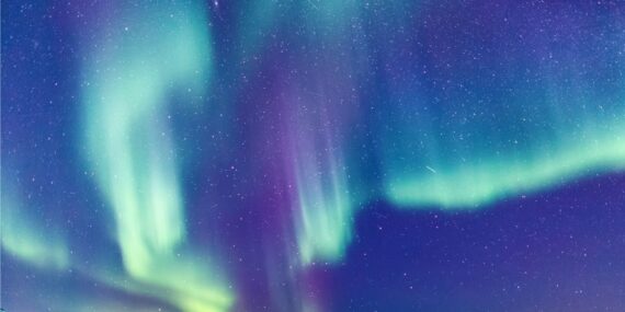 na foto, imagem do céu com o fenômeno da aurora boreal