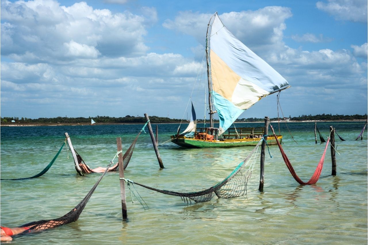 na foto, redes no mar em Jericoacoara para representar as férias no Brasil