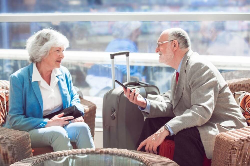Casal em sala de espera de aeroporto