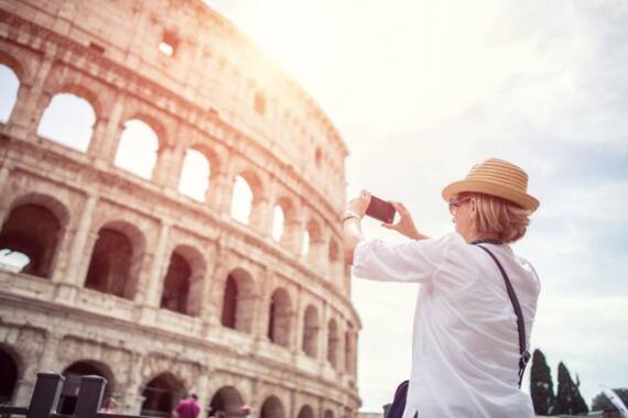 mulher turista seguro viagem roma italia assistente de viagem mulher turista seguro viagem roma italia assistente de viagem