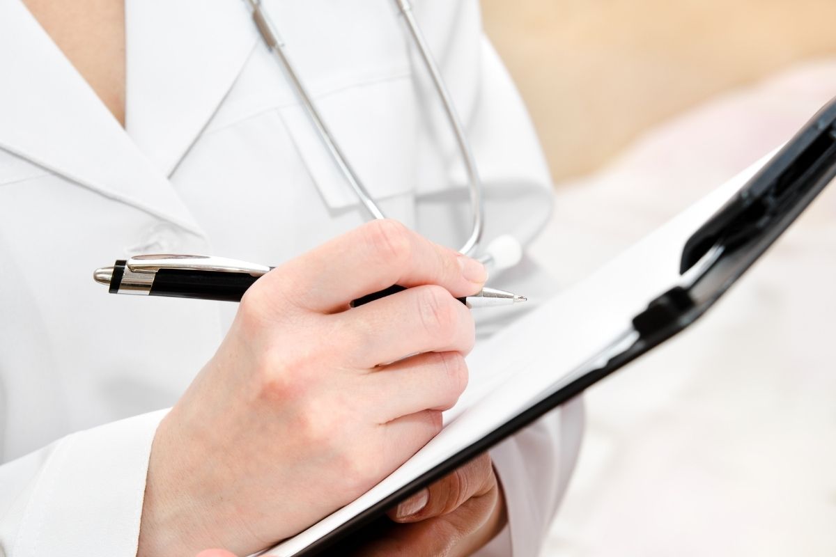 mao prancheta assistencia medica viagem como funciona seguro assistente de viagem