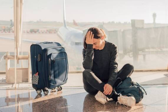mulher aeroporto seguro viagem cobre perda de voo como funciona assistente de viagem mulher aeroporto seguro viagem cobre perda de voo como funciona assistente de viagem