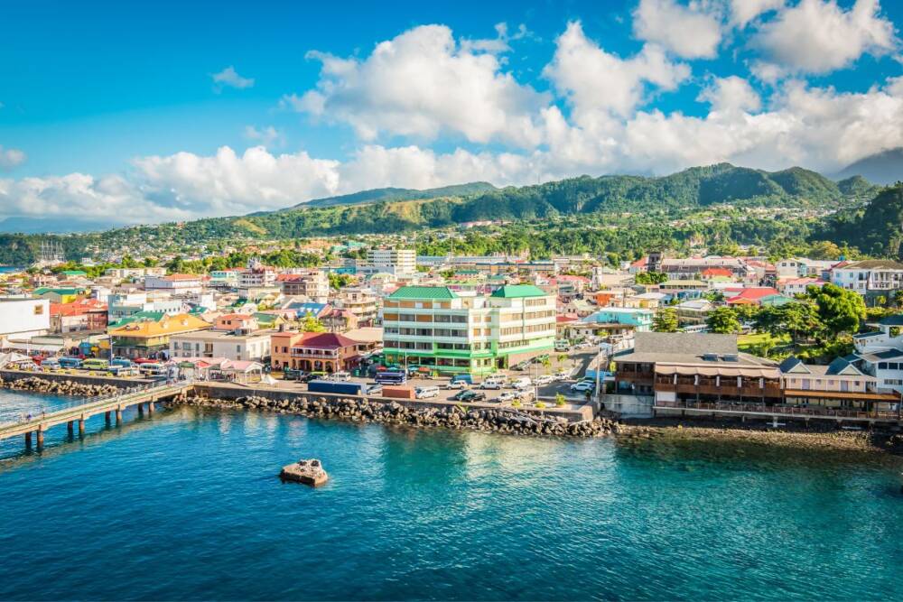 Praia e cidade do Caribe