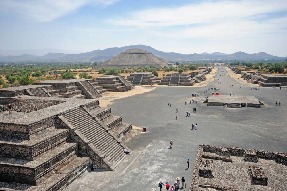 Vista panorâmica e elevada do sítio arqueológico de Teotihuacán, no México.
