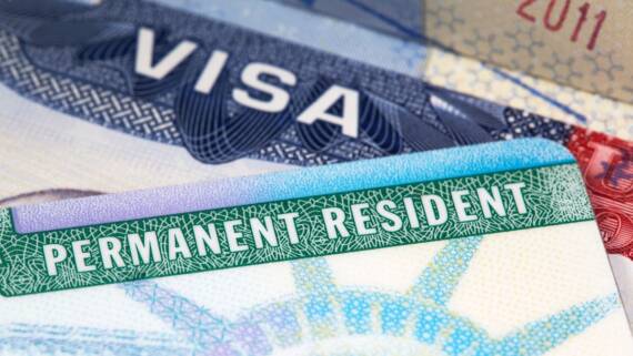 A diferença entre green card e a cidadania nos Estados Unidos – Capa Green Card: Documentos com detalhes para permanência
