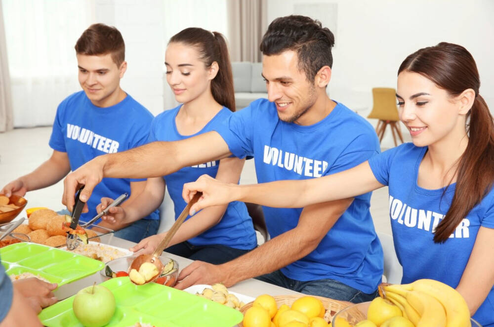 Pessoas realizando trabalho voluntário no exterior