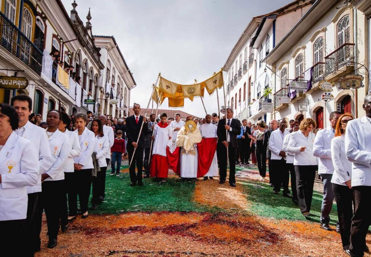 capa Semana Santa em Minas Gerais Svg+xml,%3Csvg%20xmlns%3D'http%3A%2F%2Fwww.w3