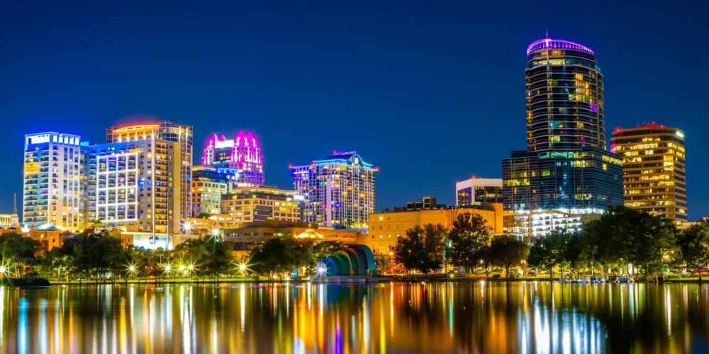 Vista panorâmica noturna do horizonte (skyline) de Orlando, Flórida, a partir do Lake Eola Park.
